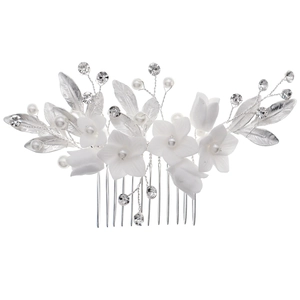 Peigne à cheveux de mariée fait main avec fleurs blanches, perles et cristaux argentés