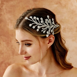 Coiffe de mariée feuille en argent avec cristaux scintillants et perles sur vigne