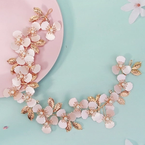 Diadema de novia hecha a mano con hojas doradas, flores rosas y perlas blancas finas