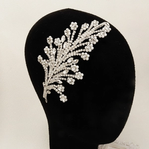 Bijou de tête mariée argenté avec feuilles de cristal et perles sur présentoir