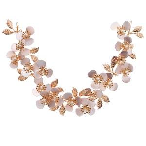 Cerchietto da sposa dorato con fiori di seta, perle e foglie di metallo su sfondo bianco