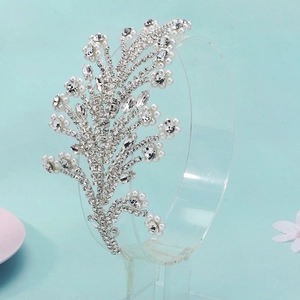 Détail d'un serre-tête de mariée argenté avec feuilles de cristal et perles