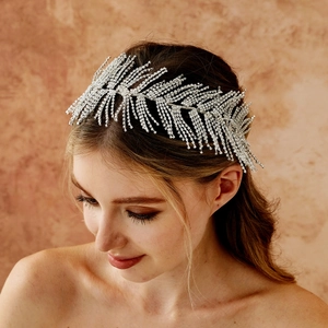 Detailaufnahme eines luxuriösen Brautstirnbands mit silbernen Blättern und Strasssteinen