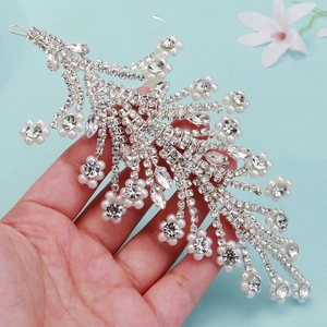 Bijou de tête de mariée élégant avec motif de feuilles, perles et strass scintillants