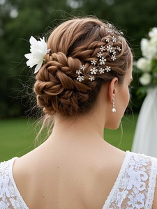 Vue détaillée de la vigne de cheveux de mariée avec cristaux brillants et lys en soie blancs