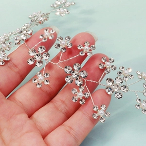 Vue détaillée d'un bandeau floral en fil d'argent avec cristaux et perles blanches