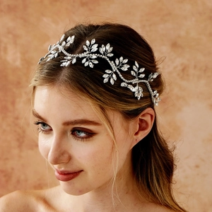 Détail d'un bandeau de mariée argenté orné de feuilles en cristal étincelantes et élégantes