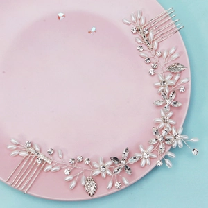 Détail du peigne à cheveux mariée fait main avec perles, strass et feuilles argent