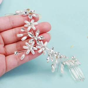 Détail de serre-tête de mariée fait main avec perles blanches, strass et peignes argent