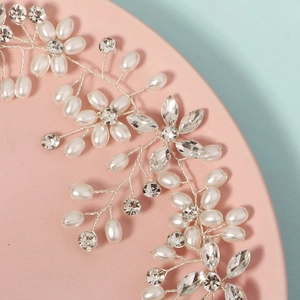 Détail du bandeau de mariée argenté avec perles blanches et fleurs en cristal brillant