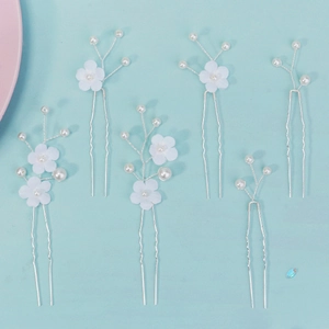 Détail de 6 épingles à cheveux de mariée avec fleurs en tissu blanc et perles sur tiges argent