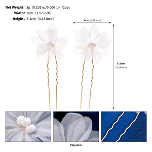 Détail de l'épingle à cheveux fleur en maille blanche faite main avec dimensions et texture