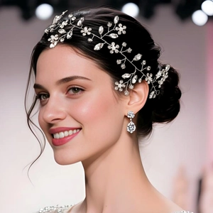 Détails de l'accessoire de mariée et boucles d'oreilles assorties avec strass et perles