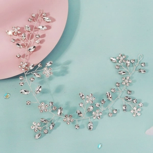Détail macro de vigne de cheveux faite main avec strass marquise et perles blanches