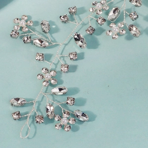 Détails de vigne à cheveux mariée avec fleurs en fil argenté, strass cristal et perles blanches