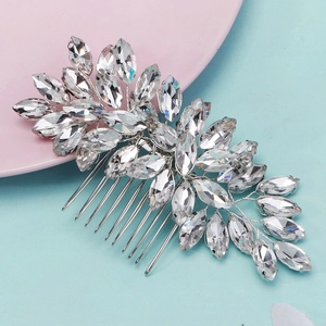 Détail du peigne de mariée avec cristaux marquise et motifs de feuilles en argent câblés