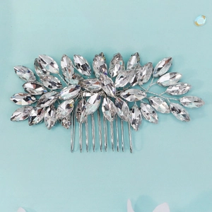 Macro de peigne de mariée avec cristaux marquises et détails de fil métallique