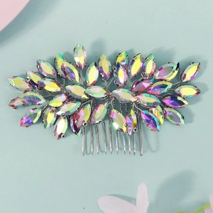 Détail du peigne de mariée avec strass AB marquise et base en métal argenté brillant