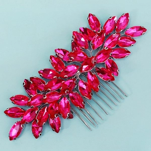 Détail d'un peigne à cheveux argenté avec strass marquise roses et motifs de feuilles