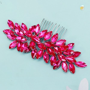 Détail des cristaux marquise fuchsia sur un peigne à cheveux argenté pour mariée