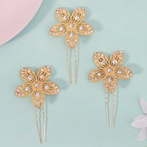 Detailaufnahme von drei goldenen Blumen-Haarnadeln mit glitzernden klaren Strasssteinen