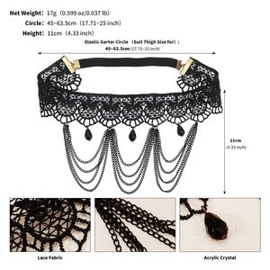 Détail de la jarretière en dentelle noire avec franges métalliques et pendentif