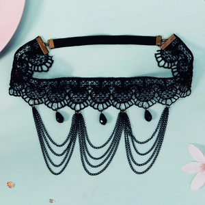 Choker gothique en dentelle noire avec perles en larmes et chaînes métalliques