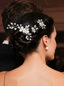 Dettaglio di forcine da sposa in argento e orecchini con perle e rami di cristallo