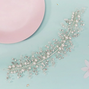 Détail de la vigne de cheveux de mariée faite main avec perles et cristaux fins