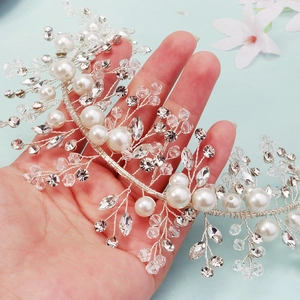 Accessoire cheveux mariage fait main avec perles et cristaux sur bandeau argenté