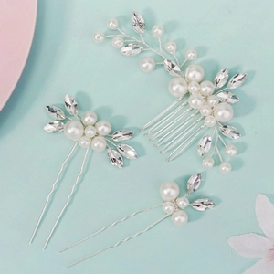 Dettaglio del set pettine e forcine da sposa in argento con perle bianche e strass lucidi