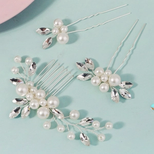 Dettaglio del set pettine per capelli da sposa con perle e strass fatti a mano