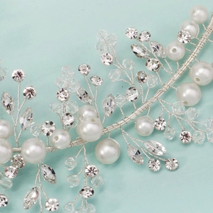 Détail macro d'un bandeau de mariée tissé main avec perles et cristaux brillants