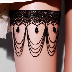 Jarretière sexy en dentelle noire avec motifs floraux et pompons à franges métalliques