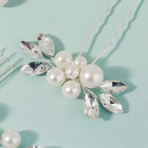 Dettaglio di forcine per capelli argentate con perle bianche e strass a marquise