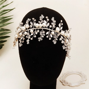 Gros plan détaillé du bandeau de mariée fait main avec perles blanches et cristaux