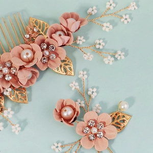 Detail von rosa Stoffblumen und weißen Perlen am Braut-Haarkamm und Haarnadel Set