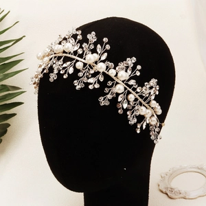Détail d'un bandeau de mariée fait main avec perles blanches et cristaux transparents