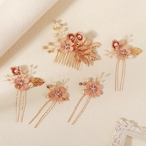 Detailansicht der handgefertigten Braut-Haarkamm-Set mit rosa Blumen, Perlen und Strass