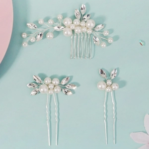 Set pettine per capelli da sposa con perle e strass su sfondo azzurro chiaro