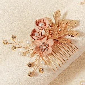 Handgefertigter Brauthaarkamm mit rosa Stoffblumen, goldene Blättern und Perlen