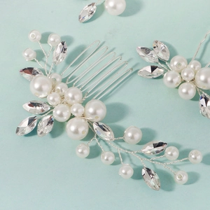 Set pettine e forcine da sposa con perle e cristalli su sfondo azzurro chiaro