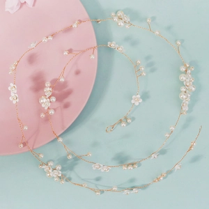 Vite per capelli da sposa con perle bianche e fiori su filo dorato per acconciature