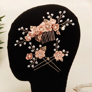 Braut-Haarkamm-Set mit rosa Blumen und Perlen auf einem schwarzen Mannequin