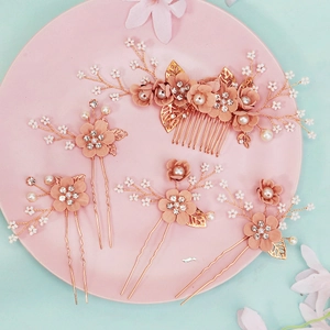 Elegantes Braut-Haarkamm-Set mit rosa Blumen, Perlen und goldenen Blättern für die Braut