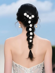 Détails de fleurs blanches en argile et boucles d'oreilles perles pour mariée