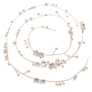 Serre-tête de mariée fait main avec fleurs blanches et perles sur fil de métal doré