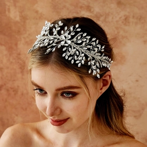 Dettaglio di fascia per capelli da sposa di lusso con motivi a foglia e strass brillanti