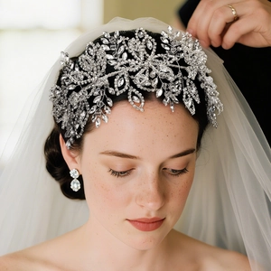 Parure de mariée avec serre-tête feuilles argentées et boucles d'oreilles cristal