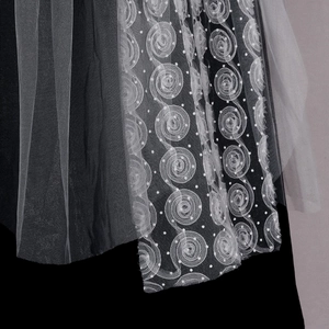 Vue macro des couches de voile de mariée avec broderie de rose et tulle à pois blancs